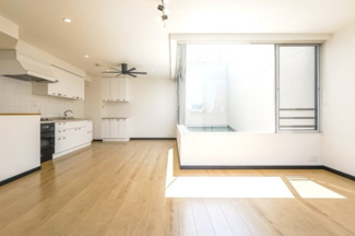 【外観】 | 【 Living　room 】
木の暖かさを感じられ、団欒とした生活を送ることができるリビングルーム。気持ちのいい日の光の下、ゆっくりとしたくつろげる時間を楽しみませんか？