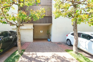 【エントランス】 | 【 Entrance 】
居住者の帰りを最初に待っていてくれるエントランス。佇まいとは裏腹に、入ると静寂な空間が続いています。プライベートがしっかりと守られている証です。