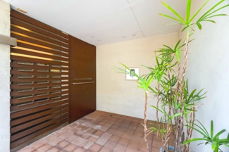 【エントランス】 | 【 Entrance 】
高級感のあるエントランス。居住者の帰りを待っているとともに、安全も守ってくれています。賑わいのある街も素敵ですが、プライベートを確保することも大事です。
