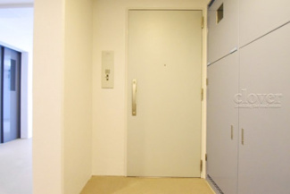 【その他共用部分】 | ダブルロック式の玄関ドアが皆様をお出迎え。お部屋のセキュリティの観点からも、うれしい設備ですね。玄関の色もシックで良い感じです。