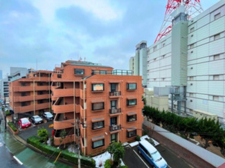 【展望】 | 【 View 】
木の暖かさをより感じさせてくれる太陽の光、一日の始まりを心地よく演出してくれます。窓から入る気持ちのいい風で、活力がみなぎることでしょう。