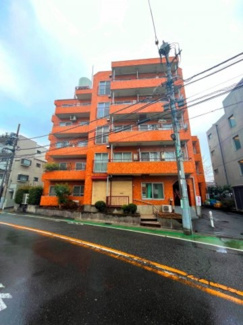 【外観】 | 【 Appearance 】
存在感のある建物は、居住者の拠点としてずっと価値を持ち続ける。今もそこでじっと佇み、居住者の安全や安心を守ってくれています。