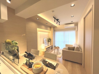 【外観】 | 【 Living　room 】
木の暖かさを感じられ、団欒とした生活を送ることができるリビングルーム。気持ちのいい日の光の下、ゆっくりとしたくつろげる時間を楽しみませんか？