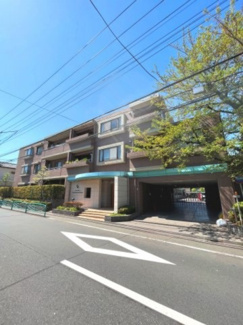 【外観】 | 【 Appearance 】
存在感のある建物は、居住者の拠点としてずっと価値を持ち続ける。今もそこでじっと佇み、居住者の安全や安心を守ってくれています。