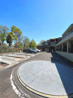 【駐車場】 | 敷地内駐車場です。駐車しやすいよう方向転換できるようになっています。