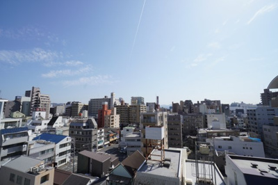 【展望】 | 【上質リノベ】ダイアパレス堺町 | 【シティービュー】
都会の物件からの眺望を想像すると、
周りの建物に押しつぶされそうになりますが、
本物件目の前の建物との距離もあり、
視界が開けて青空を楽しむことができます。