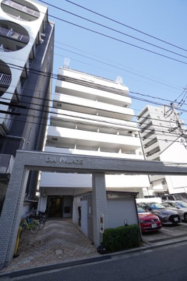 【外観】 | 【上質リノベ】ダイアパレス堺町 | 【耐震性】
耐震性の高さを判断するポイントは、
建築確認申請日が1981年6月1日以降の
新耐震基準に適合しているかどうか。
震度６程度の大地震でも
建物が崩壊しないレベルが基準になりました。
