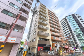 【外観】 | 【 Appearance 】
存在感のある建物は、居住者の拠点としてずっと価値を持ち続ける。今もそこでじっと佇み、居住者の安全や安心を守ってくれています。