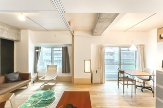 【外観】 | 【 Living　room 】
木の暖かさを感じられ、団欒とした生活を送ることができるリビングルーム。気持ちのいい日の光の下、ゆっくりとしたくつろげる時間を楽しみませんか？