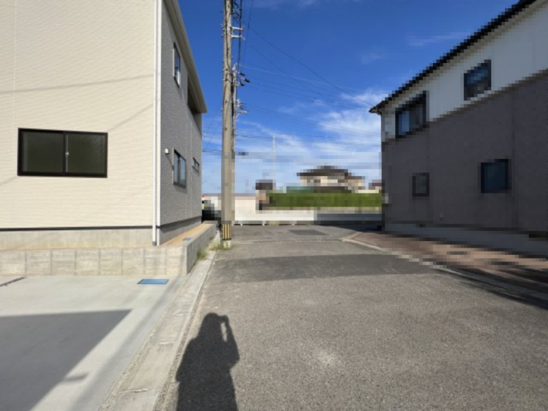 高浜市芳川町第4新築戸建　1号棟の前面道路含む現地写真|高浜市芳川町第4新築戸建前面道路写真です。南側公道約6ｍに接道