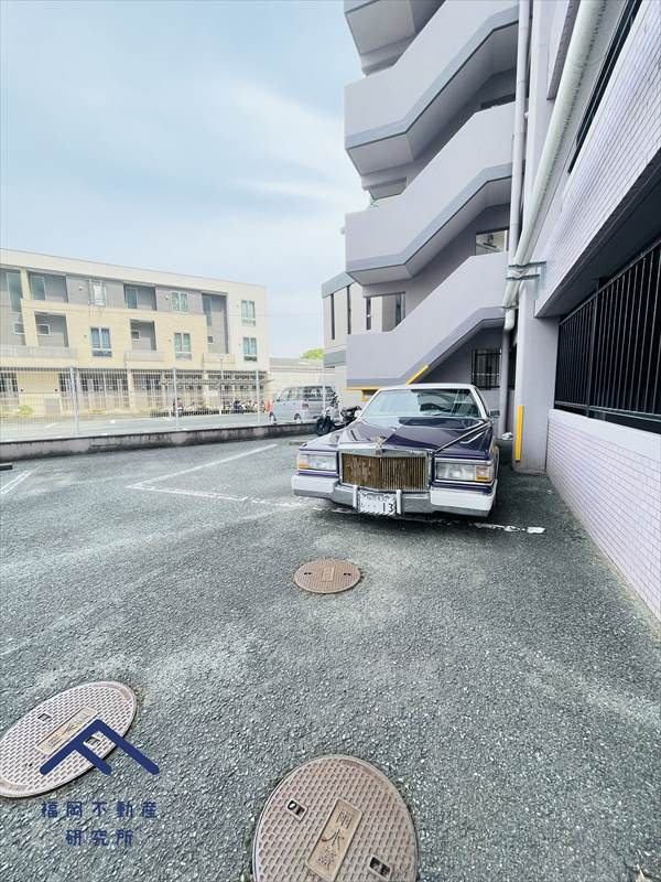 ロワールマンション箱崎の駐車場