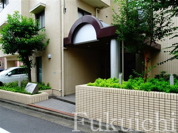 サニーコート都立大のエントランス