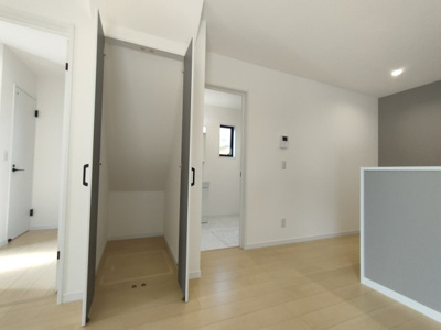 【その他共用部分】 | 南平野3丁目ドリームハウス | 掃除機などの小物の収納に如何ですか？