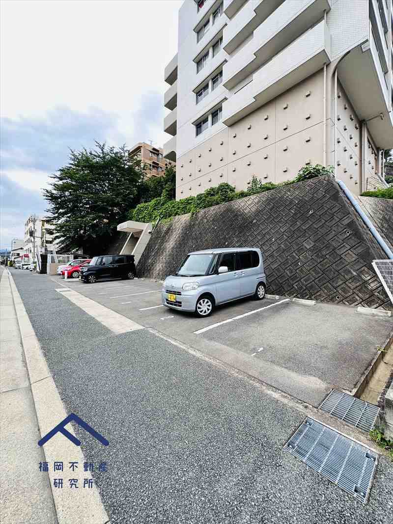 エクレール名島の駐車場