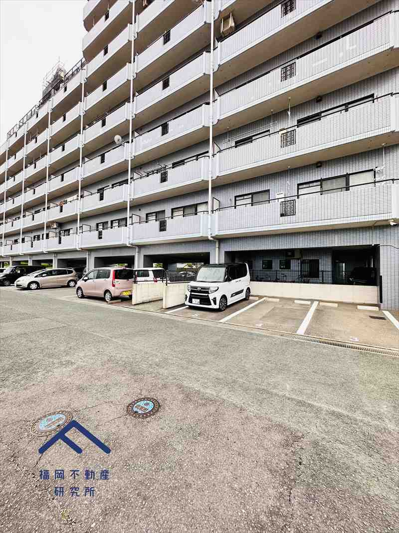 ハウスユマニテ赤間駅前の駐車場