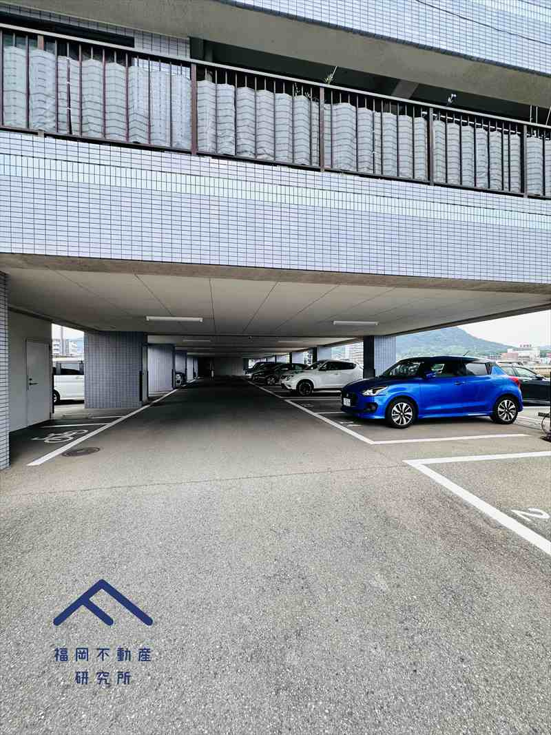 ハウスユマニテ赤間駅前の駐車場