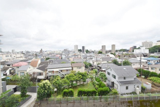 【展望】 | バルコニーからの眺望　視線の先には低層住宅街が広がります