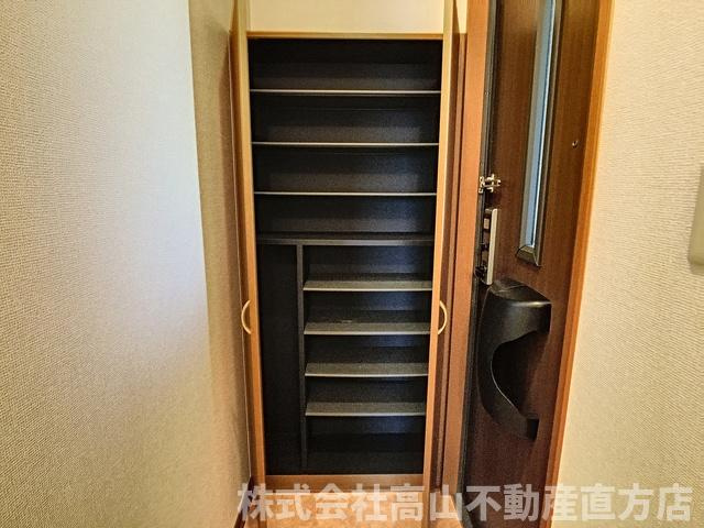 ジュネスK B棟の玄関