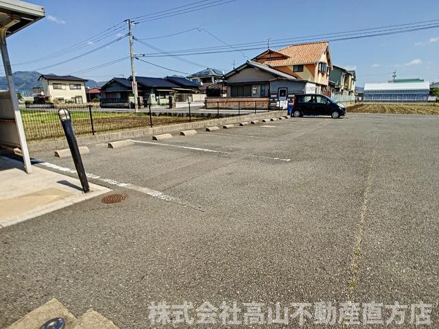 ジュネスK B棟の駐車場