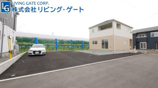 【外観】 | 建物完成済み　新築住宅が3棟並ぶ新しく、スッキリとした街並み