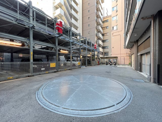 プレサンスタワー難波WESTの駐車場