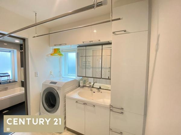 岩出市原の中古一戸建の独立洗面台|【洗面所】
清潔感ある洗面所！雨の日安心！室内物干し吊り下げ付きです