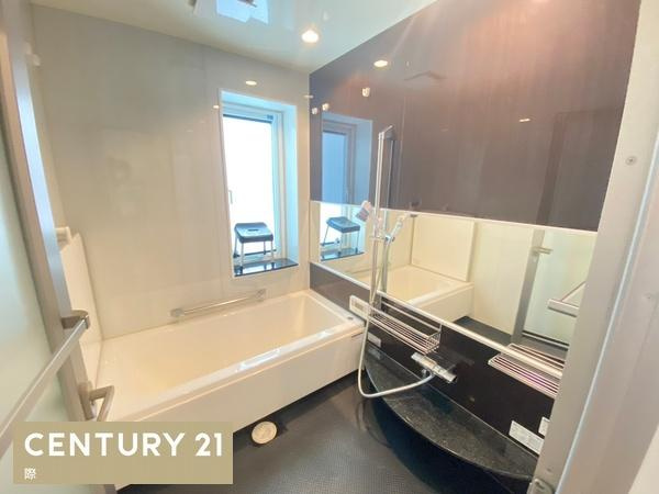 岩出市原の中古一戸建の浴室|【浴室】
明るい浴室！半身浴もゆっくり楽しめる浴槽です