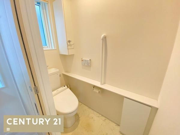 岩出市原の中古一戸建のトイレ|【トイレ】
快適な温水洗浄便座付き