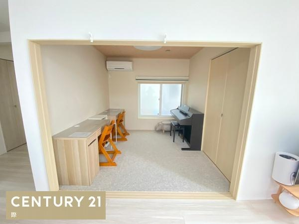 岩出市原の中古一戸建の和室|【和室】
リビング横1階4.5帖の和室