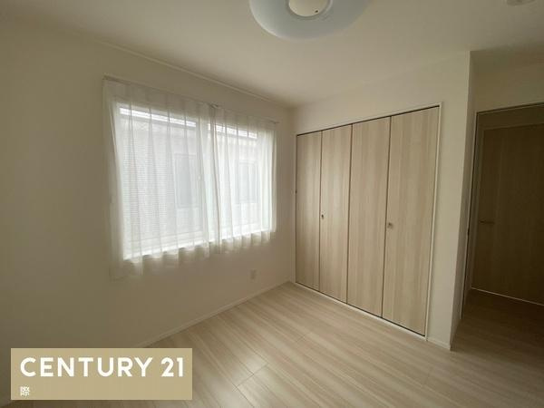 岩出市原の中古一戸建の洋室|【洋室】
クローゼット付き5.33帖洋室