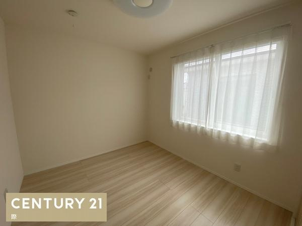 岩出市原の中古一戸建の洋室|【洋室】
木の温もりがやさしいフローリングです