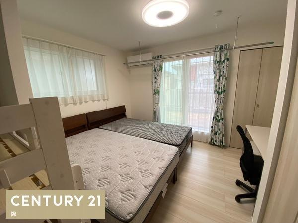 岩出市原の中古一戸建の洋室|【洋室】
クローゼット2つ付き8.33帖の洋室