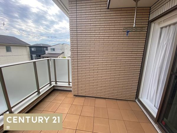 岩出市原の中古一戸建のバルコニー|【バルコニー】
広々バルコニーで洗濯物もたくさん干せますね