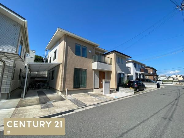 岩出市原の中古一戸建の前面道路含む現地写真|学区の山崎北小学校は約633m（徒歩約8分）、岩出第二中学校は約3140m（自転車約13分）