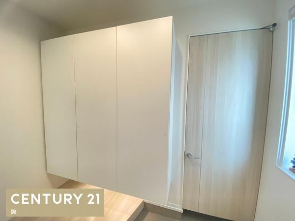 岩出市原の中古一戸建の玄関|【玄関】
玄関横にシューズボックスついているので片付いた玄関がキープできます