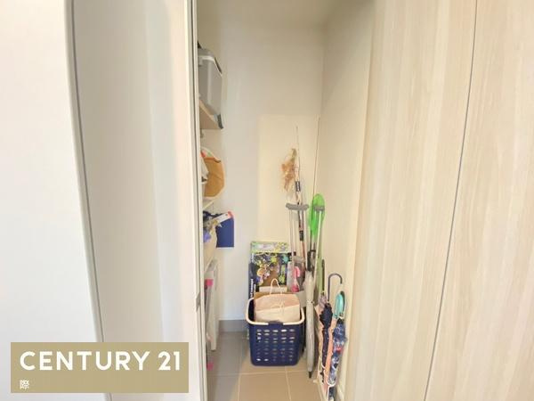 岩出市原の中古一戸建の収納|【収納】
玄関横に備わったSCL。靴だけではなくお子様のおもちゃ・ベビーカー、ゴルフ用品やアウトドア用品など沢山収納できます