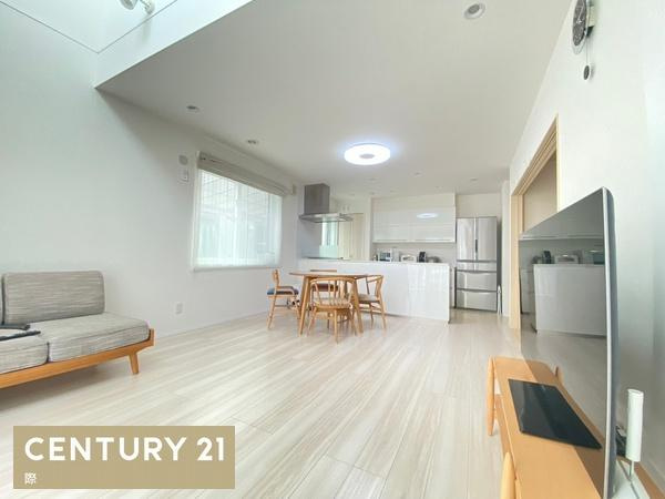 岩出市原の中古一戸建の居間・リビング|【リビング】
吹き抜けが特徴的なリビング