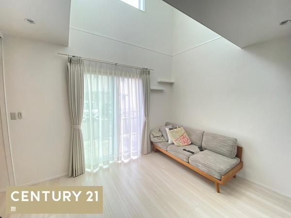 岩出市原の中古一戸建の居間・リビング|【リビング】
開放感のあるリビングです