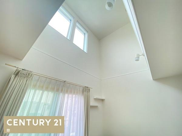 岩出市原の中古一戸建の内装|上部にも窓があるため、あたたかい日差しがたっぷり降り注ぎます!
