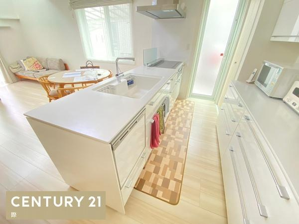 岩出市原の中古一戸建のキッチン|【キッチン】
収納スペース・作業スペースが広いシステムキッチンがポイント！IHキッチンでお掃除もラクラク！