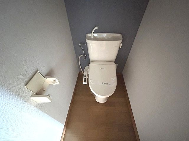 ガーデンハイツ永野1のトイレ|落ち着いた色調のトイレです
※反転の場合がございます。