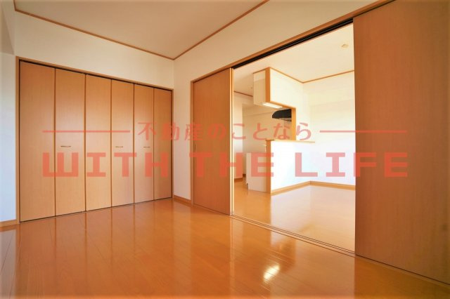 E・POPULARⅡ（イーポプラールツー）【キャッシュバック対象物件】の洋室|落ち着いた色調の洋室です