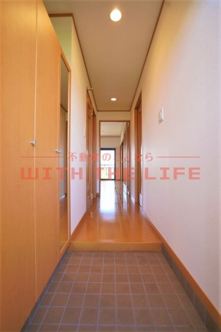 E・POPULARⅡ（イーポプラールツー）【キャッシュバック対象物件】の玄関|明るい玄関です