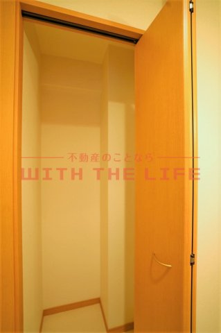 E・POPULARⅡ（イーポプラールツー）【キャッシュバック対象物件】の玄関|収納もある玄関です