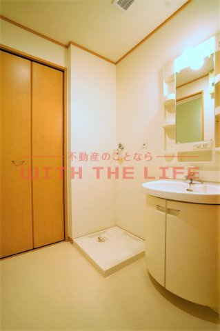 E・POPULARⅡ（イーポプラールツー）【キャッシュバック対象物件】の洗面所|明るい洗面所です