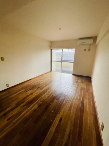 仲介手数料0円！！ユトリロ水草の居間・リビング