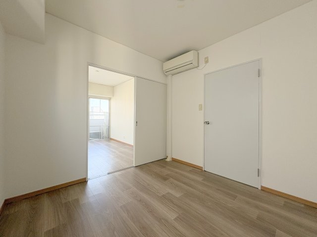 メゾン上野桜木の洋室