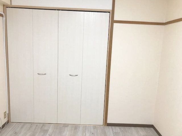 ヤマダビル【10,000円キャッシュバック対象物件】の洋室|落ち着いた色調の洋室です