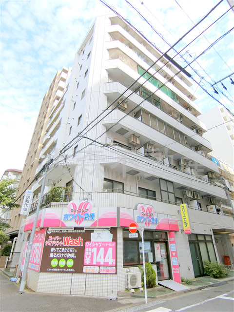 スカイコート大森の外観|1階はクリーニング屋さん！1985年5月築　RC鉄筋コンクリート造地上8階建て総戸数36戸の分譲賃貸マンション　JR京浜東北線大森駅徒歩圏内、京急本線大森海岸駅近の東京都品川区南大井3丁目