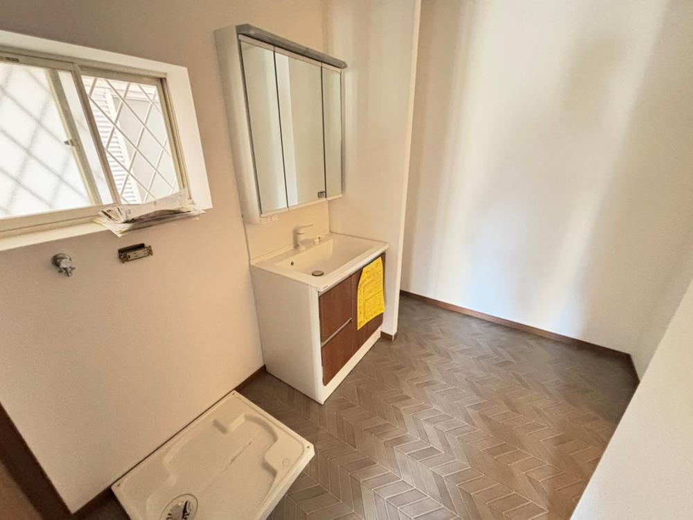 長尾東町2丁目　中古一戸建ての脱衣所|洗濯機置き場
■物件内覧・資金計画相談・住宅ローン相談、リフォーム相談、お問合せ受付中■
※当日・翌日のご内覧、ご相談はお電話でのお問合せがスムーズです！